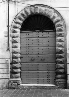 Casa con portale bugnato, due finestre, .. sec.XVI